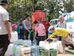 Musim Kemarau Polres Jember Distribusikan Bantuan Air Bersih Untuk Warga Desa Plalangan*