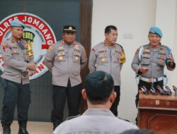 Sidak gabungan Bidpropam Polda Jatim dan Sipropam Polres Jombang, Periksa Senpi dan Tes Urine Personel Polres Jombang