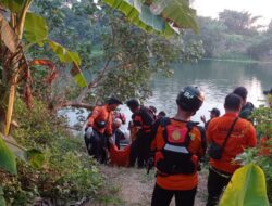 Polisi Bersama Tim SAR, Temukan Korban Bunuh diri Menceburkan ke Sungai Brantas