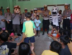 Polres Jombang  Beri Trauma Healing ke Anak-anak di Pengungsian
