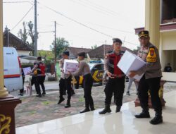 Peduli Korban Puting Beliung, Polres Jombang Salurkan Bantuan Sembako Kepada Masyarakat