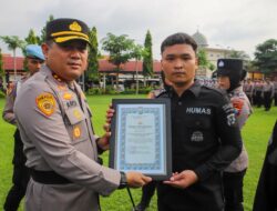 Kapolres Jombang Memberikan Penghargaan kepada 24 Anggota Berprestasi