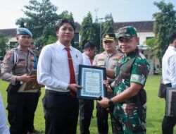 Kapolres Jombang Berikan Reward kepada TNI-Polri yang berprestasi