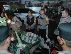 Kapolres Jombang Pimpin Patroli Sepertiga Malam, Pembagian Makan Sahur Gratis Kepada Masyarakat dan Imam Safari Kultum Subuh