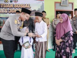 Kapolres Jombang Berikan Bansos ke TPQ Jama’atun Turipinggir, Megaluh