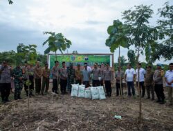 Kapolres Jombang Serahkan Bantuan Benih Jagung kepada LMDH Sumber Makmur Alaska di Desa Sumberaji, Kabuh