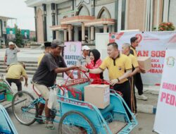 Jelang HUT Bhayangkara ke-79, Kapolres Jombang Bagikan Bansos Sembako kepada Juru Parkir dan Abang Becak