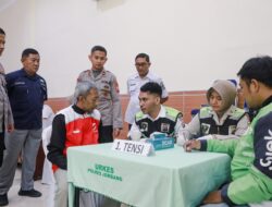 Polres Jombang Gelar Bakti Kesehatan dan Bagikan Bansos, Sambut HUT Bhayangkara ke 79