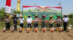 Polres Jombang Kolaborasi Tanam Jagung Serentak di Desa Plosogenuk, Terhubung Virtual dengan Wapres RI dan Kapolri