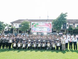 Kapolres Jombang Berikan Penghargaan kepada 12 Anggota Berprestasi