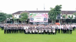 Kapolres Jombang Berikan Penghargaan kepada 15 Personel Berprestasi