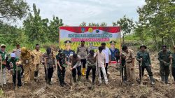 Dukung Swasembada Pangan, Kapolres Jombang Serahkan Bantuan Bibit Jagung Kepada Gapoktan Desa Katemas Kecamatan Kudu
