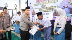 Wujud Kepedulian, Kapolres Jombang Serahkan Beasiswa kepada Putra-Putri Pegawai Negeri Pada Polri Berprestasi