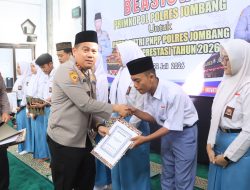 Wujud Kepedulian, Kapolres Jombang Serahkan Beasiswa kepada Putra-Putri Pegawai Negeri Pada Polri Berprestasi