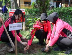Green Policing, Polres Jombang Tanam Pohon Mangga, Alpukat dan Jambu di Taman Kebonrojo