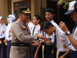 Polisi Peduli Pendidikan, Kapolres Jombang dan Kapolsek Jajaran Jadi Inspektur Upacara di Sekolah